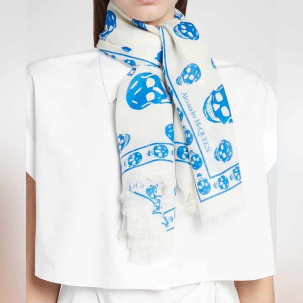 $395 Alexander McQueen 100% Wool Skull Print Scarf with tags - Ivory and Blue